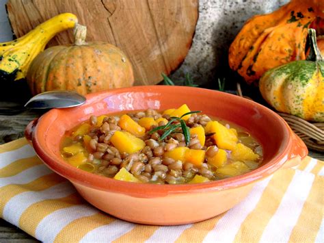 A differenza di quello perlato, il farro decorticato mantiene integro il pericarpo (ricchissimo di fibra): Ricetta della zuppa di farro e zucca - Home Sweet Home