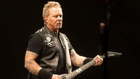 Metallica Lead Singer James Hetfield Re Enters Rehab Tour Delayed