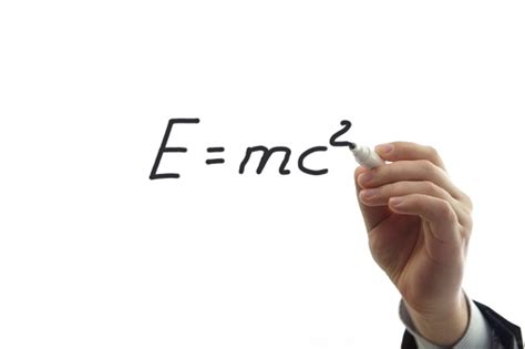 มือครูเขียนสมการจากไอน์สไตน์บนไวท์บอร์ด ภาพสต็อก ดาวน์โหลดรูปภาพตอนนี้ กระดานไวท์บอร์ด