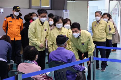 수령 후 잘 보관해 주시기 바랍니다. 포항, 코로나19 예방접종 75세 이상 2천800여명 완료