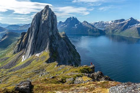 Laukvik auf senja ist ein idyllischer und landschaftlich reizvoller ort, an dem im sommer die mitternachtssonne am horizont entlang wandert und im winter das nordlicht tanzt. Norwegen 2018 | www.BSt.photography
