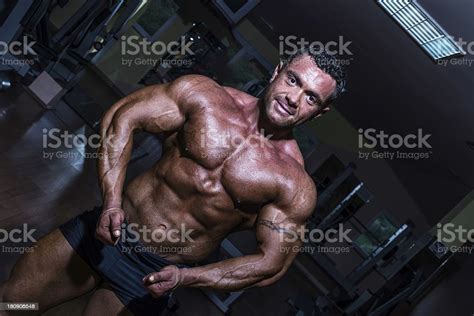근육질의 Bodybuilder 표시중 그릐 상단 시체 건강한 생활방식에 대한 스톡 사진 및 기타 이미지 건강한 생활방식 관다발 근육질 남자 iStock