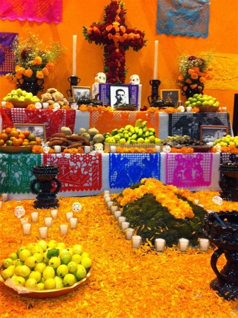 The day of the dead (spanish: Altares de muertos