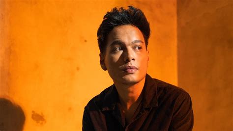 Jun 19, 2021 · berikut ini chord dan lirik lagu cinta ini membunuhku yang dipopulerkan oleh band d'masiv, kunci gitar mudah dimainkan dari c. Lirik Lagu Hampir Sempurna - Rendy Pandugo