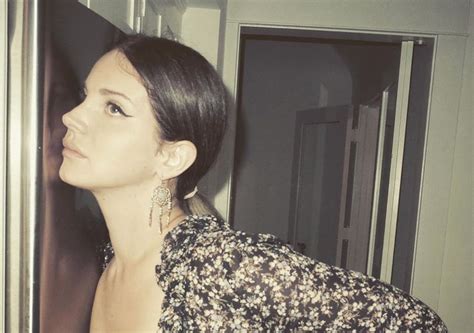 Can Someone Please Help Lana Del Rey Find Her Vape? | Oyster Magazine