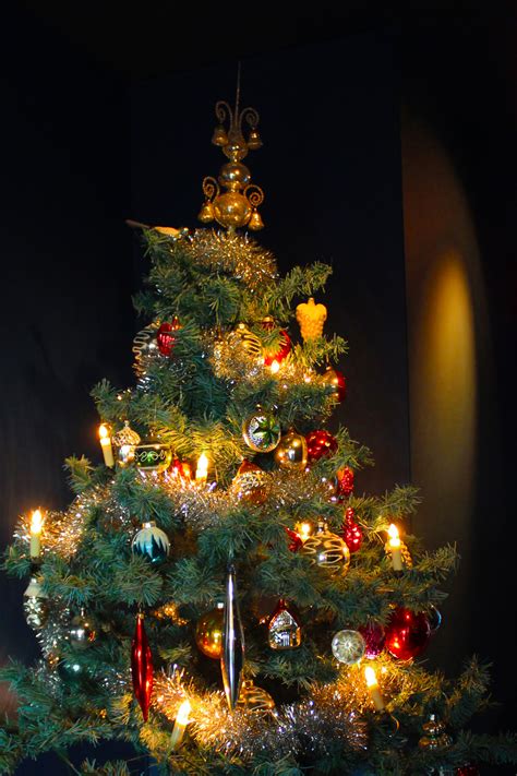 Decorating Grandma Kooimans Vintage Christmas Tree