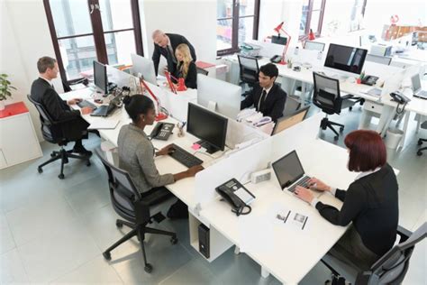 Setiap tempat kerja mempunyai kod etika pemakaian yang berbeza. Cara terbaik raih sukses di tempat kerja baru | IRADIO FM