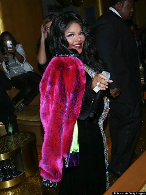 Lil Kim Pregnant With Her First Child Debuts Baby Bump At Nyfw