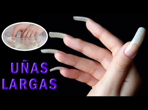 Uñas acrílicas para el verano. Ella tiene unas uñas muy largas y fuertes porque les ...