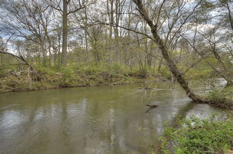 The bear is a 2 bedroom / 2 bath cabin that sleeps 6. Black Bear River Lodge Rental Cabin | Cuddle Up Cabin Rentals