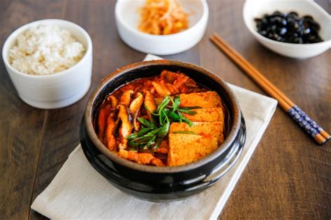 Korean kimchi (or kimchee) is a spicy pickled/fermented mix of certain vegetables like cabbage. Le capitaine est parti déjeuner // kimchi jjigae