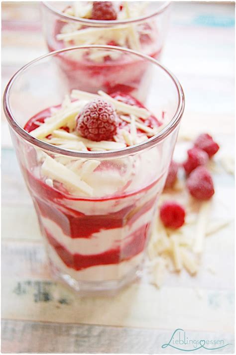 Schnell sammeln wir den teig in einem stück (stochern sie nicht!), dann in zwei ungleiche stücke schneiden: Lieblingsessen: Himbeer-Dessert