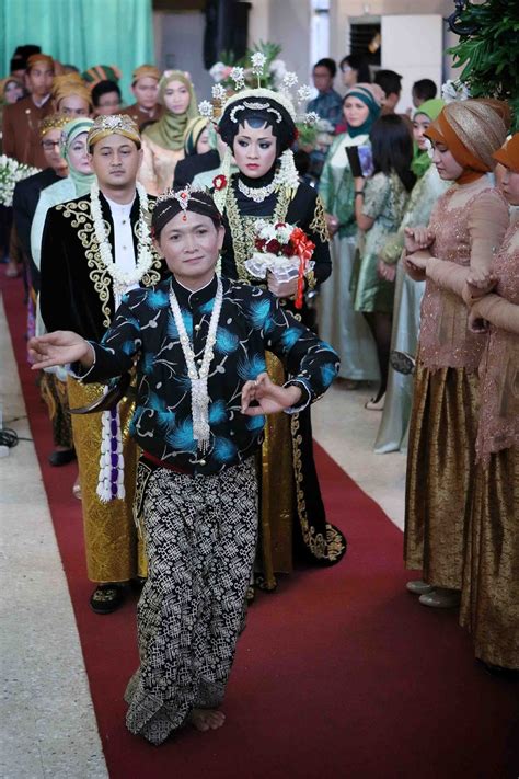 Model baju pengantin adat jawa modern yang membuat penampilanmu anggun. Ide Top 48 Baju Pengantin Hitam Jawa