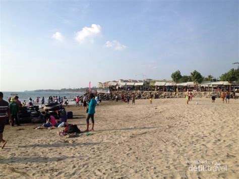 Apalagi jika bicara soal pasir putihnya, tentu saja keindahan pantai pasir putih di kawasan serang 4. Pantai di Bali? Bukan, Ini Pantai di Anyer