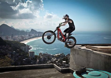 video julien dupont rides favela in rio de janeiro motorcycle news