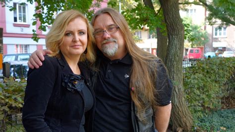 Proč přišla takhle z rána a co si žádá u pána, že svíčku drží v dlaních, tiše. 13. komnata Aleše Brichty — Česká televize