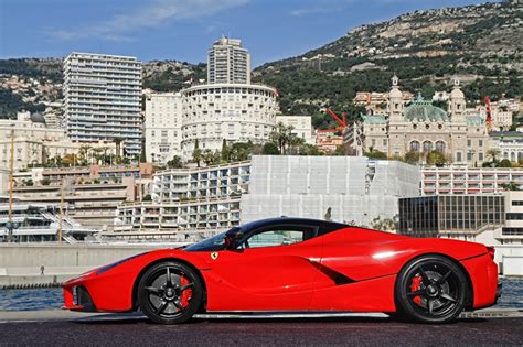 Fotos Ferrari Laferrari Luxus Rot Autos Seitlich Städte