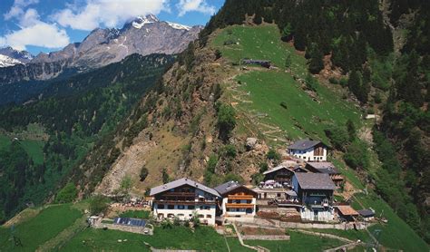 Von Dorf Tirol Zu Den Berühmten Muthöfen Wanderung