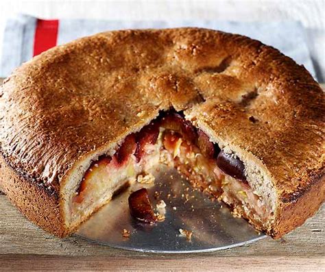 Zutaten fur 8 portionen 5 apfel sauer 100 g butter flüssig 2 eier mittelgroß 250 g zucker 1 pck. Gedeckter Apfel-Zwetschgen-Kuchen | Betty Bossi