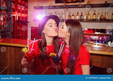 Vergrößerung Besuchen Währung Girls Kissing Nightclub Verwaltung Stellen Schleife