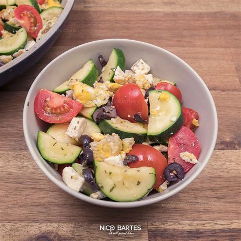 Mit unserem einzigartigen schlankplan dein individueller figurplan haben wir auch für dich die richtigen rezepte zum abnehmen. Gesunde Low Carb Zucchini-Pfanne zum abnehmen mit Tomaten