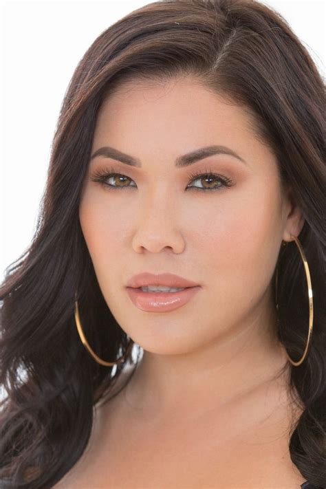 Half Japanese London Keyes Caucasian Appearance Hoop Earrings Stars Model Jewelry Profile