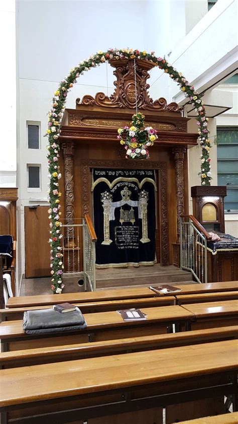 Toldos Aharon Shul Ready For Shavuos Synagogue Clips Around The