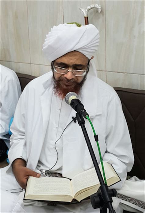 Sosok ulama dengan ciri khas janggut berwarna merah serta. On Fear of Wearing Hijab in Public