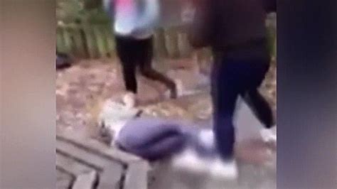 Schock-Video: Mädchen-Bande verprügelt wehrloses Opfer - Video - WELT