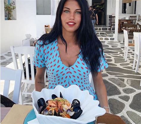 Valentina mura ex cestista di astro e virtus cagliari, è stata selezionata tra le 80 finaliste che parteciperanno alla serata finale per la elezione di miss italia, il 6 settembre a jesolo. Miss Italia 2019 è Carolina Stramare, la n°3 dal fisico ...