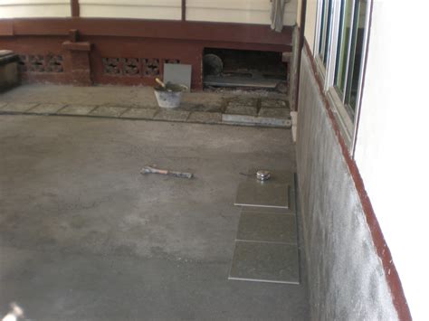 Material beton identik dengan kesan referensi selanjutnya adalah tiang rumah berbahan kayu. TAMAN DALAM RUMAH: RUMAH KECIL TIANG SERIBU.....