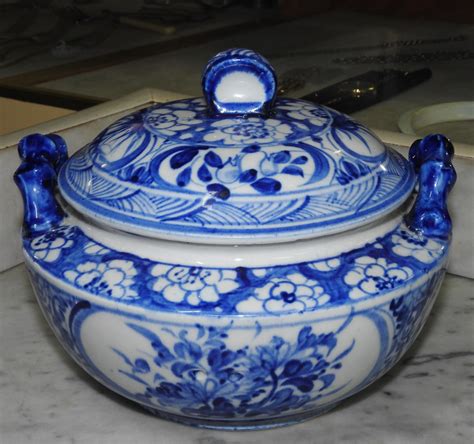 Lot - An Antique Blue & white Chinese Lidded Bowl
