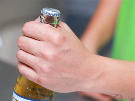 You can use a lighter or the edge of a countertop to easily pop the cap off a beer bottle. How to Open a Beer Bottle with a Dollar Bill: 6 Steps