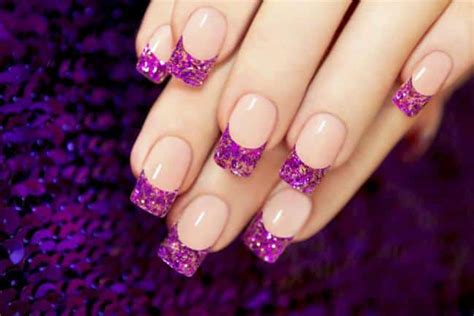 Las uñas largas transmitían que el portador era tan rico que podía permitirse tener las uñas ridículamente largas, ya que no tenía que hacer ninguna tarea laboriosa. Como poner y quitar Uñas Postizas Rápido - Trucos de Belleza