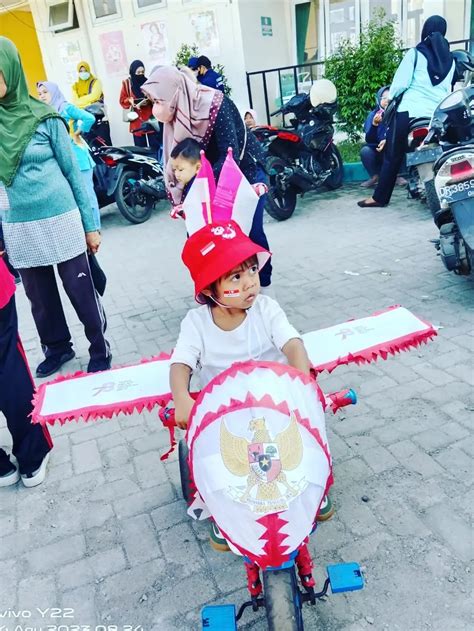 7 Potret Sepeda Hias Ramaikan Karnaval HUT RI Ini Kreatif, Ada Tank