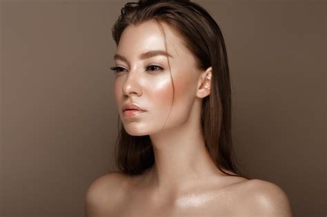 Hermosa Joven Con Maquillaje Nude Natural Rostro De Belleza Foto Premium