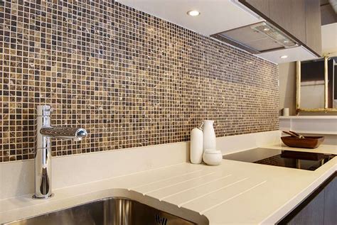 Penggunaan spain tiles sebagai backsplash menunjukkan konsep moden english. Trend Rekaan Dapur Terkini