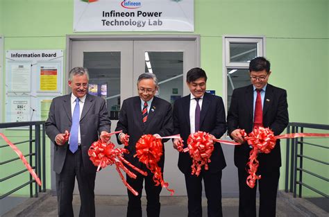Infineon technologies kulim (ifkm) is a front end process wafer company which is producing 8 inch (200mm) wafer. From left: Dato' Peter, Prof Ewe, Ng and Prof Choong ...