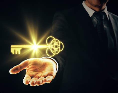 Man holding key | ビジョナリーコンサルタント 廣田祥司 – 公式サイト