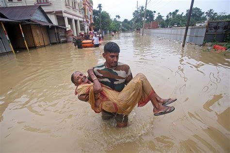 Death Toll From Indian Floods Reaches 147 Hundreds Of Thousands Evacuated In