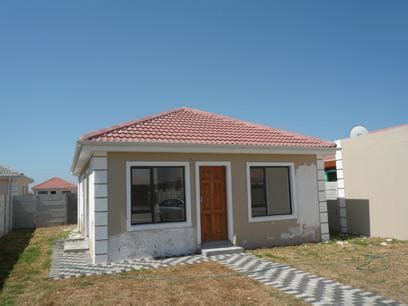 This cozy family home offers 3 bedrooms,2 full bathrooms. 3 Bedroom House for Sale For Sale in Kuils River - Home Sell