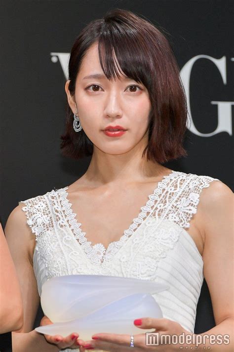 『lifestyle college 吉岡里帆と日曜日18時。 ■写真集 『里帆採取 by asami kiyokawa』 2020年11月5日発売 監修：清川あさみ 撮影：熊谷貫、三瓶康友 発売元：集英社. ボード「吉岡里帆」のピン