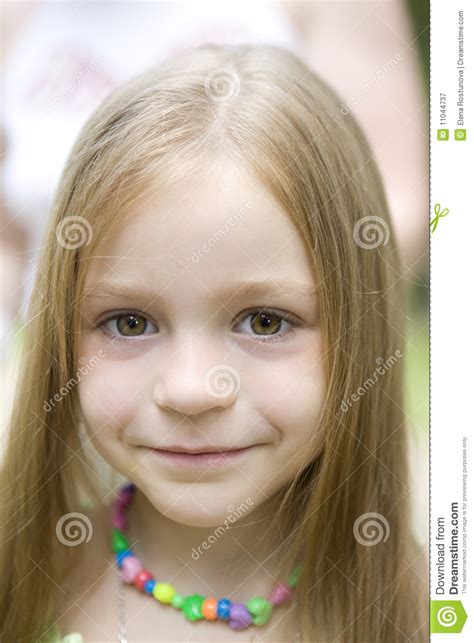 Verticale De Jeune Fille Blonde Image Stock Image Du Beau Petit