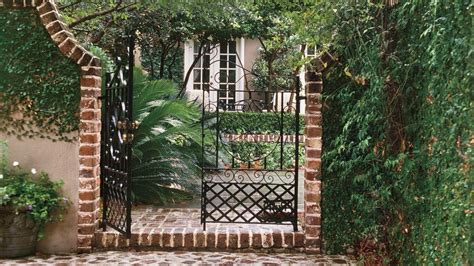 Choose The Perfect Garden Gate Courtyard Gardens Design Courtyard
