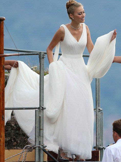 Armani kleider 2014 vereinen licht und transparenz mit barocken impressionen und modernen stoffen. Beatrice Casiraghi: Ein Brautkleid schöner als das andere ...
