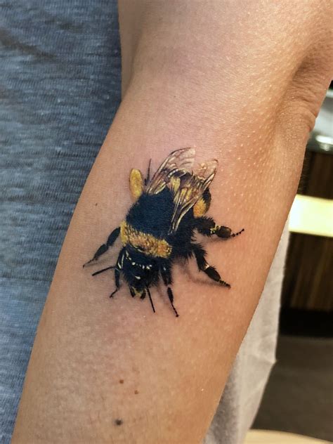 Pin By Jimmy Bood On Tatoo Bumble Bee Tattoo Bee Tattoo Insect Tattoo
