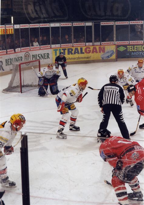 Eishockey ist eine mannschaftssportart, die mit fünf feldspielern und einem torwart auf einer etwa 60 m langen und 30 m breiten eisfläche gespielt wird. Eishockey in Berlin - Wikiwand