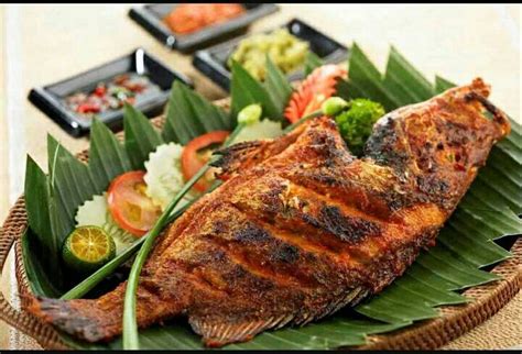 Tumis bumbu halus, tambahkan daun jeruk, serai. Gambar Ikan Bakar Kakap Merah - Gambar Hitam HD