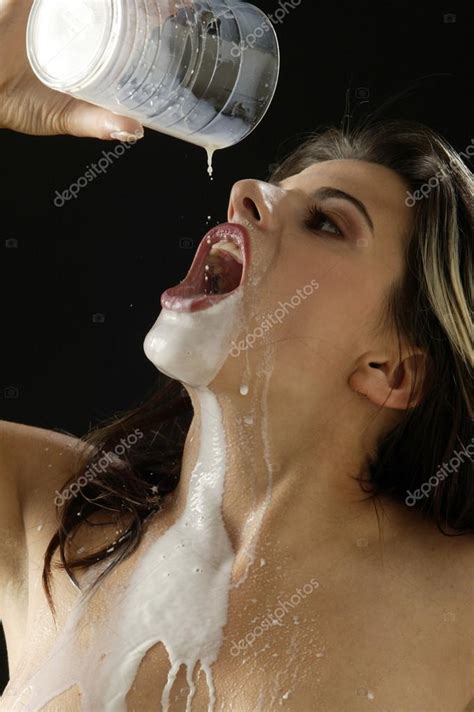 Mujer Desnuda Joven Bebiendo Leche