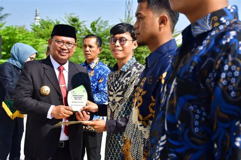 Pj Walikota Asrul Sani Pimpin Upacara Hari Sumpah Pemuda Serahkan